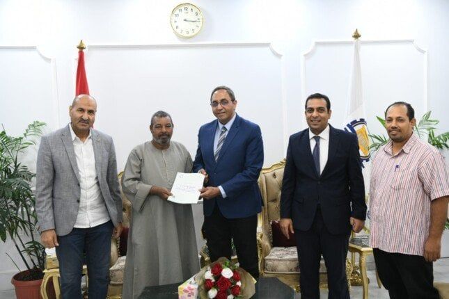 تسليم عقود تقنين أراضي أملاك دولة لعدد من واضعي اليد بقنا تسليم عقود تقنين أراضي أملاك دولة لعدد من واضعي اليد بقنا