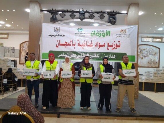 توزيع كراتين مواد غذائية على 650 أسرة بقرى الفشن فى بني سويف توزيع كراتين مواد غذائية على 650 أسرة بقرى الفشن فى بني سويف