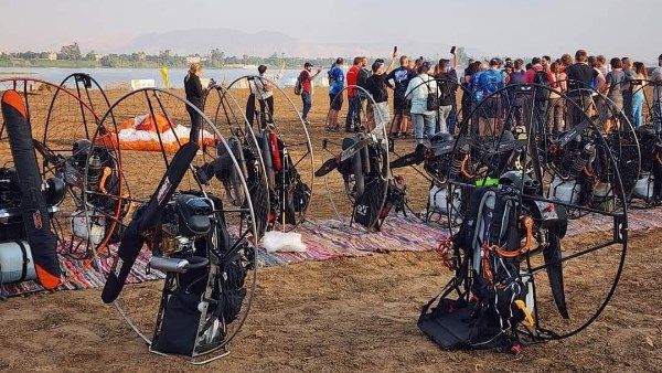 مشهد استثنائي فوق معابد الفراعنة.. الأقصر تستعد لانطلاق «طيران الباراموتور» بمشاركة 15 دولة