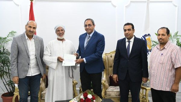محافظ قنا يسلم عقود تقنين جديدة لواضعي اليد