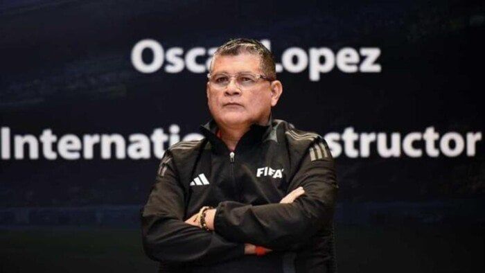أوسكار رويز يجتمع مع حكام تقنية الفيديو بعد عودته من تشيلي أوسكار رويز يجتمع مع حكام تقنية الفيديو بعد عودته من تشيلي