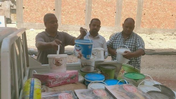 تموين الأقصر يضبط مخزنًا غير مرخص مليئًا بحلوى وشوكولاتة وعصائر فاسدة