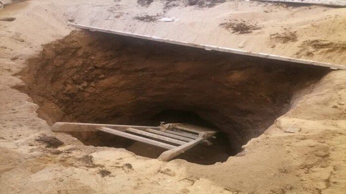 انهارت عليهما الرمال.. مصرع شخصان خلال تنقيبهما عن الآثار في الصف انهارت عليهما الرمال.. مصرع شخصان خلال تنقيبهما عن الآثار في الصف