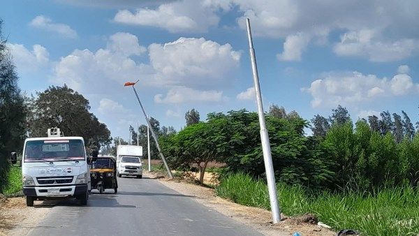 لرفع مستوى الأمان.. زرع 17 عمود إنارة بطريق حاذق بكفر الشيخ| صور