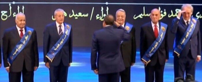 الرئيس السيسي يقدم التحية لأبطال حرب أكتوبر خلال الندوة التثقيفية الرئيس السيسي يقدم التحية لأبطال حرب أكتوبر خلال الندوة التثقيفية
