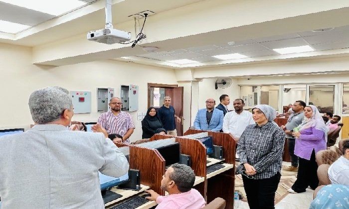 رئيس جامعة الأقصر تتفقد اختبارات التحول الرقمي رئيس جامعة الأقصر تتفقد اختبارات التحول الرقمي