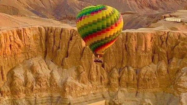 سماء الأقصر تبتسم مع شروق الشمس.. 51 رحلة بالون تحمل 1100 سائح في عرض جمالى فوق المعابد