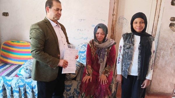 تسليم 11 شهادة مزاولة حرفة| توفير فرصة عمل لسيدة من ذوى الهمم بالأقصر