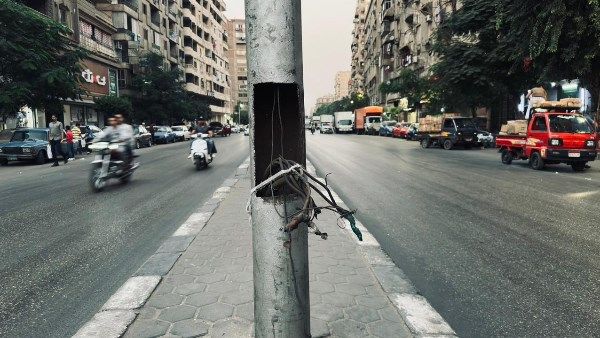 أهالي شارع بورسعيد في باب الشعرية يستغيثون: «أعمدة الإنارة بتكهرب الناس»