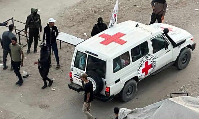 إسرائيل تستعد لتسلُّم رفات رهينة مساء اليوم قُتل في غزة إسرائيل تستعد لتسلُّم رفات رهينة مساء اليوم قُتل في غزة