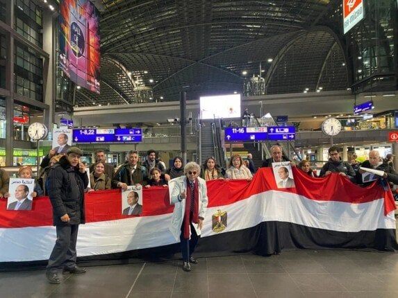 الجاليات المصرية في بلجيكا وأوروبا ترحب بالرئيس السيسي لدي وصوله مقر إقامته ببروكسل