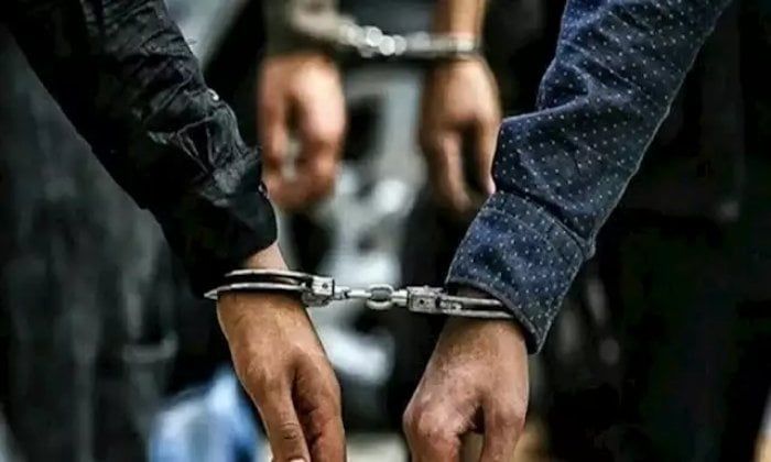 ضبط منادي سيارات تعرض لقائد سيارة في باب الشعرية بالقاهرة ضبط منادي سيارات تعرض لقائد سيارة في باب الشعرية بالقاهرة