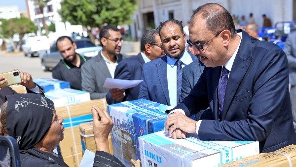 محافظ سوهاج يسلم 60 مشروعا للتمكين الإقتصادي لمحدودي الدخل