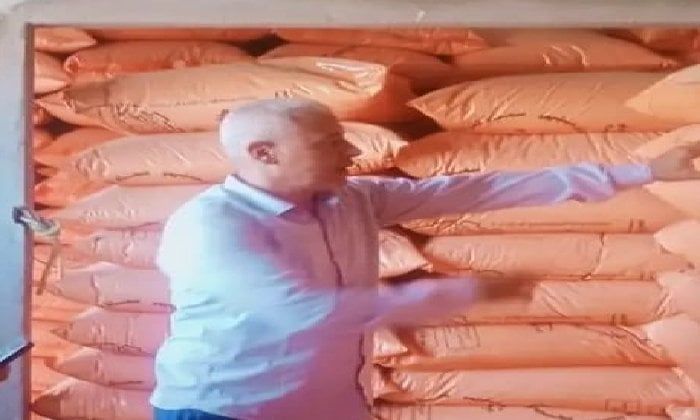 ضبط 585 شيكارة سماد مدعم داخل مخزن غير مرخص بالشرقية ضبط 585 شيكارة سماد مدعم داخل مخزن غير مرخص بالشرقية