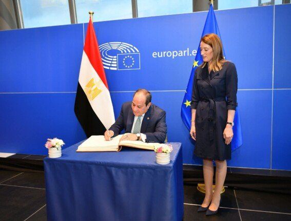 الرئيس السيسي يدوّن كلمة تذكارية تؤكد عمق التعاون بين مصر والاتحاد الأوروبي في بروكسل الرئيس السيسي يدوّن كلمة تذكارية تؤكد عمق التعاون بين مصر والاتحاد الأوروبي في بروكسل