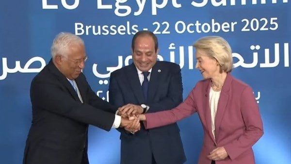 الرئيس السيسى: إنشاء ممر استثمارى أوروبى فى مصر كبوابة للأسواق الإفريقية والعربية الرئيس السيسى: إنشاء ممر استثمارى أوروبى فى مصر كبوابة للأسواق الإفريقية والعربية