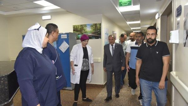 محافظ بورسعيد يتفقد مجمع الشفاء الطبي لمتابعة مستوى الخدمات
