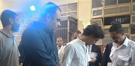 وصول المتهمين في قضية تزوير مستندات لاعب كرة القدم رمضان صبحي إلى محكمة شبرا الخيمة وصول المتهمين في قضية تزوير مستندات لاعب كرة القدم رمضان صبحي إلى محكمة شبرا الخيمة