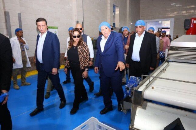 وزيرا الزراعة والتنمية المحلية يتفقدان مشروع الإنتاج الحيواني ومجمع تمور الوادي الجديد وزيرا الزراعة والتنمية المحلية يتفقدان مشروع الإنتاج الحيواني ومجمع تمور الوادي الجديد