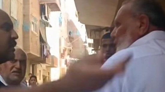 محافظ السويس يطمئن على المسن المعتدى عليه بالصفع محافظ السويس يطمئن على المسن المعتدى عليه بالصفع