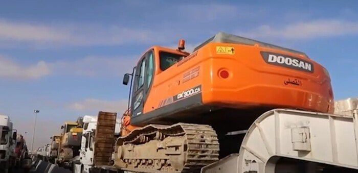 حفارات ومعدات ثقيلة مصرية تستعد لعبور معبر رفح للمشاركة في إعادة إعمار غزة حفارات ومعدات ثقيلة مصرية تستعد لعبور معبر رفح للمشاركة في إعادة إعمار غزة