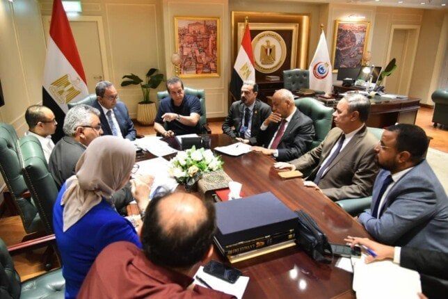 وزير الصحة يلتقي محافظ قنا لبحث إنشاء مستشفى للأورام في أبوتشت وزير الصحة يلتقي محافظ قنا لبحث إنشاء مستشفى للأورام في أبوتشت