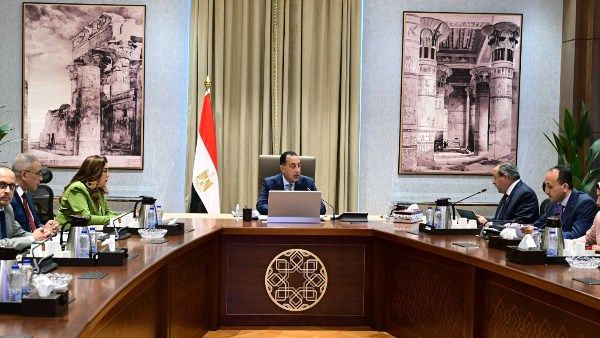 رئيس الوزراء يتابع مع محافظ بورسعيد عددًا من المشروعات الاستثمارية الجاري تنفيذها في المحافظة