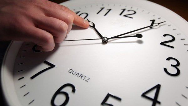 رسمياً.. بدء تطبيق التوقيت الشتوي وتأخير الساعة 60 دقيقة الجمعة المقبلة رسمياً.. بدء تطبيق التوقيت الشتوي وتأخير الساعة 60 دقيقة الجمعة المقبلة