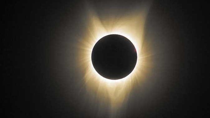 أطول كسوف كلي للشمس يزين سماء الأقصر في حدث فلكي نادر.. متى يحدث؟ أطول كسوف كلي للشمس يزين سماء الأقصر في حدث فلكي نادر.. متى يحدث؟