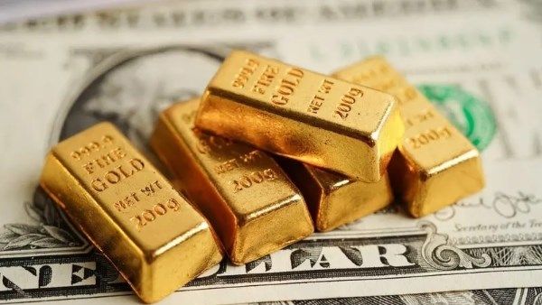 الذهب يستقر قرب أعلى مستوى على الإطلاق بدعم من رهانات خفض الفائدة وإغلاق الحكومة الأمريكية