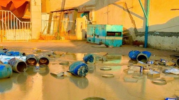 ارتباك في حركة النقل والمواصلات بسبب انقلاب سيارة مواد غذائية بخط ارتباك في حركة النقل والمواصلات بسبب انقلاب سيارة مواد غذائية بخط