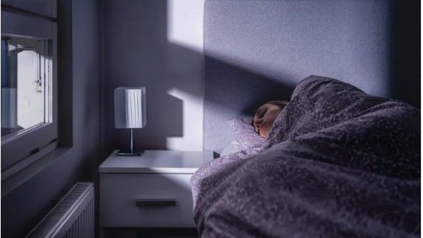 ضوء الهاتف أو التلفاز ليلا قد يدمر القلب