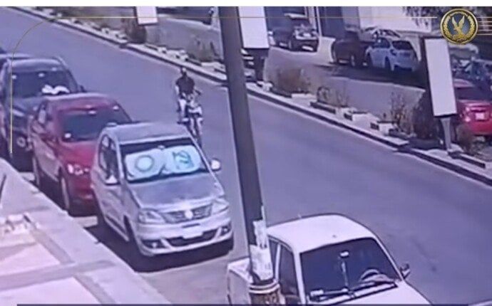 ضبط المتهم بسرقة دراجة نارية من أمام مطعم بأسوان ضبط المتهم بسرقة دراجة نارية من أمام مطعم بأسوان