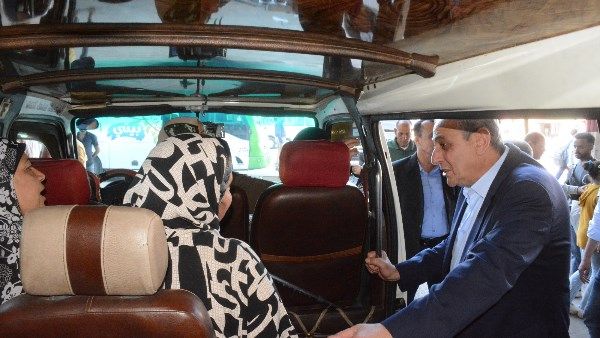 محافظ الغربية في جولة مفاجئة بمواقف طنطا خلال ساعة الذروة.. الجندي يطمئن على التزام السائقين بالتعريفة الجديدة ويتحدث مع المواطنين: «مش هنسمح باستغلال الناس» محافظ الغربية في جولة مفاجئة بمواقف طنطا خلال ساعة الذروة.. الجندي يطمئن على التزام السائقين بالتعريفة الجديدة ويتحدث مع المواطنين: «مش هنسمح باستغلال الناس»