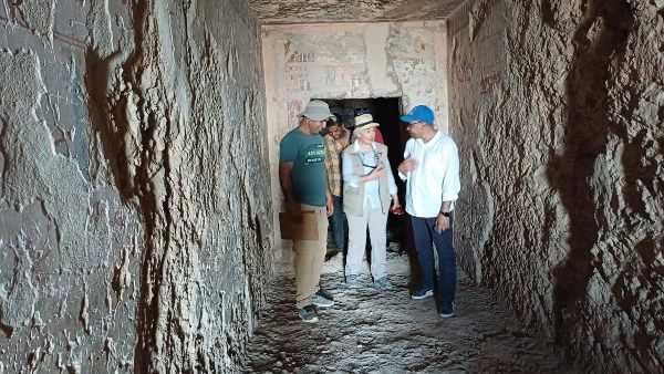 مدير آثار الأقصر يتفقد أعمال بعثة جامعة بازل السويسرية بمقابر عبد القرنة لدراسة التاريخ الخفي لجبانة طيبة الغربية مدير آثار الأقصر يتفقد أعمال بعثة جامعة بازل السويسرية بمقابر عبد القرنة لدراسة التاريخ الخفي لجبانة طيبة الغربية