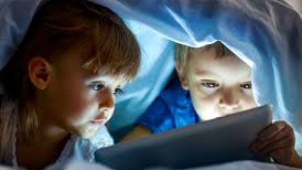 مخاطر الإفراط في إستخدام الهواتف المحمولة على الأطفال