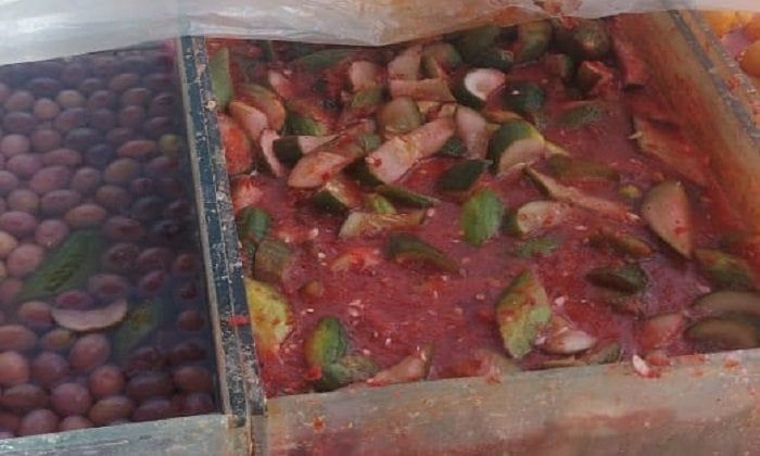 مصادرة طن ونصف مخللات مجهولة المصدر في حملة تموينية بالبحيرة مصادرة طن ونصف مخللات مجهولة المصدر في حملة تموينية بالبحيرة