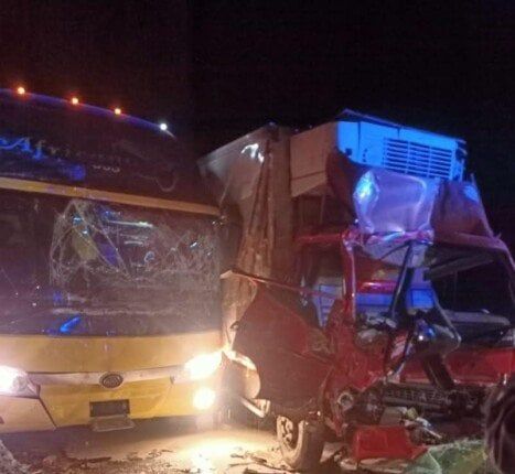 مصرع شخص وإصابة 14 آخرين في حادث تصادم أتوبيسين وسيارة نقل بطريق الجلالة - الزعفرانة بالسويس مصرع شخص وإصابة 14 آخرين في حادث تصادم أتوبيسين وسيارة نقل بطريق الجلالة - الزعفرانة بالسويس