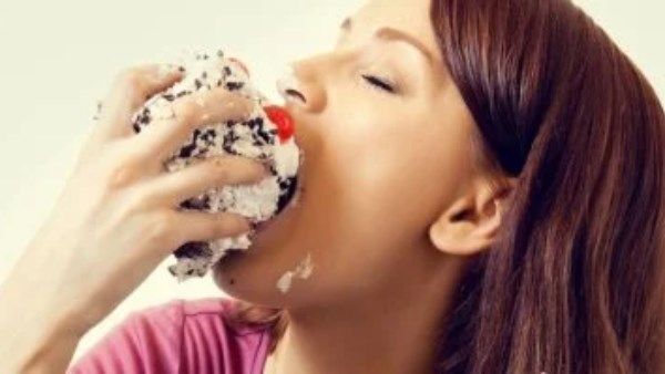 أضرار تناول الحلويات على الريق…متعة قصيرة وعواقب طويلة