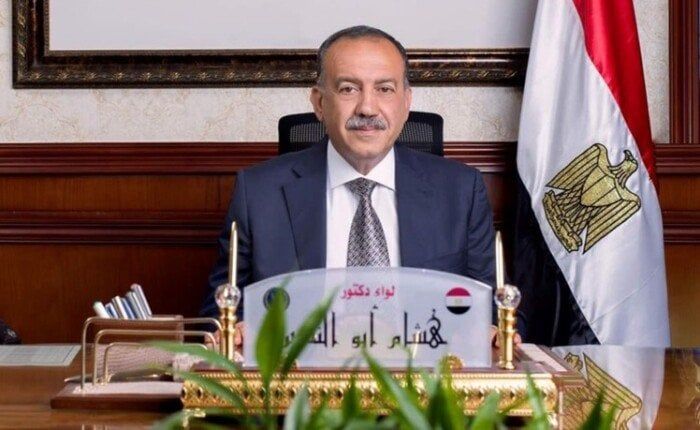 تموين أسيوط يضبط 3 محطات وقود جمعت أكثر من 48 طن سولار وبنزين لبيعها في السوق السوداء تموين أسيوط يضبط 3 محطات وقود جمعت أكثر من 48 طن سولار وبنزين لبيعها في السوق السوداء