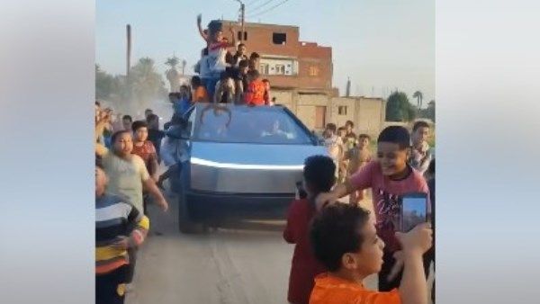 تسلا سايبر تراك.. مركبة خارقة تخطف الأنظار في الدعاية الانتخابية بشوارع سوهاج تسلا سايبر تراك.. مركبة خارقة تخطف الأنظار في الدعاية الانتخابية بشوارع سوهاج