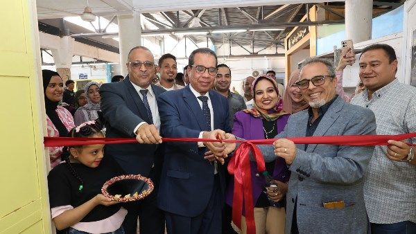 وقفة بين الماضي والحاضر.. افتتاح معرض فن أشغال الخشب بتربية نوعية قنا وقفة بين الماضي والحاضر.. افتتاح معرض فن أشغال الخشب بتربية نوعية قنا