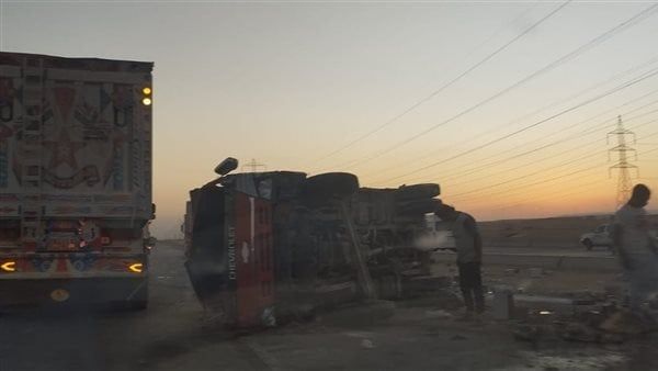 انقلاب سيارة نقل محملة بالملابس بالقليوبية انقلاب سيارة نقل محملة بالملابس بالقليوبية