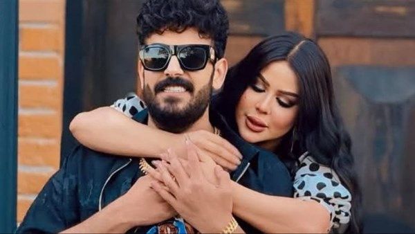 صور رومانسية جمعت بين إسماعيل الليثي و زوجته