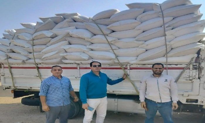 ضبط سيارة محملة بـ 8طن نخالة قبل بيعها في السوق السوداء بالبحيرة ضبط سيارة محملة بـ 8طن نخالة قبل بيعها في السوق السوداء بالبحيرة