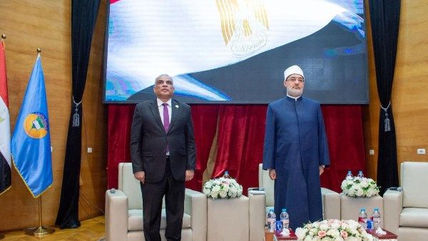 مفتي الجمهورية في جامعة طنطا: تجديد الخطاب الديني ضرورة حياتية وبناء الوعي حصن الشباب ضد التطرف مفتي الجمهورية في جامعة طنطا: تجديد الخطاب الديني ضرورة حياتية وبناء الوعي حصن الشباب ضد التطرف