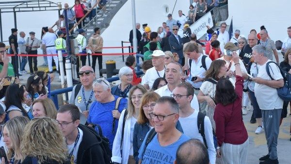 على متنها 2700 سائح.. ميناء بورسعيد يستقبل السفينةMSC Armonia.. صور على متنها 2700 سائح.. ميناء بورسعيد يستقبل السفينةMSC Armonia.. صور