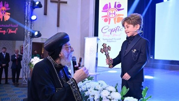 في لفتة أبوية مؤثرة.. البابا تواضروس يهدي صليب يده للطفل بوليكاربوس