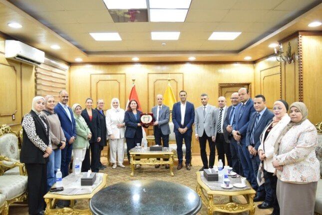 رئيس جامعة بني سويف يستقبل وفداً ممثلًا لعدد من الجامعات الفرنسية رئيس جامعة بني سويف يستقبل وفداً ممثلًا لعدد من الجامعات الفرنسية