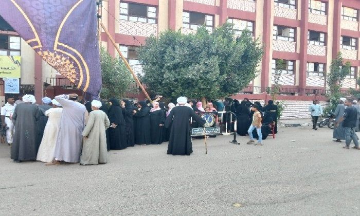 توافد الناخبين للإدلاء بأصواتهم في انتخابات مجلس النواب بالأقصر توافد الناخبين للإدلاء بأصواتهم في انتخابات مجلس النواب بالأقصر